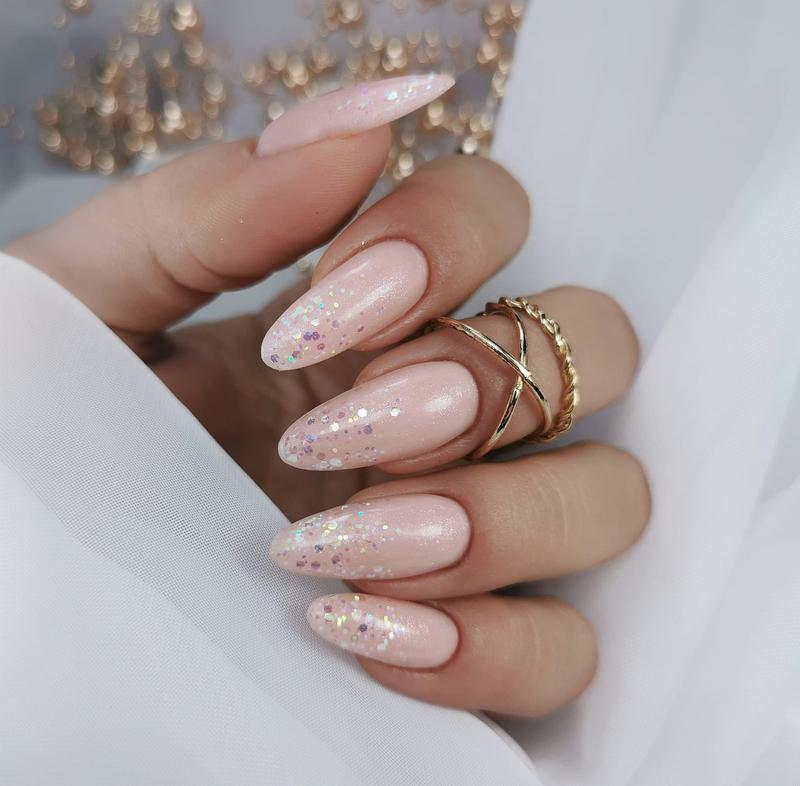 Naturalna stylizacja krok po kroku: szybki manicure z bazą z drobinkami