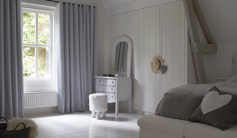 Harmonijne połączenia: jak dobrać zasłony do białych ścian i brązowych mebli