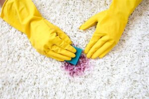 Jak skutecznie pozbyć się świeżych i starych plam z krwi? Sprawdzone metody!