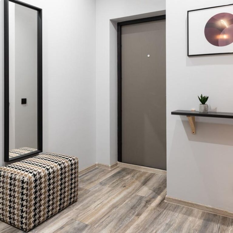 Sposoby na skuteczne ukrycie skrzynki elektrycznej w przedpokoju – sprawdzone pomysły na aranżację