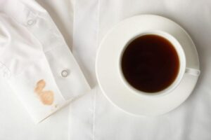 Jak skutecznie pozbyć się plam z herbaty – sprawdzone metody na uporczywe zabrudzenia