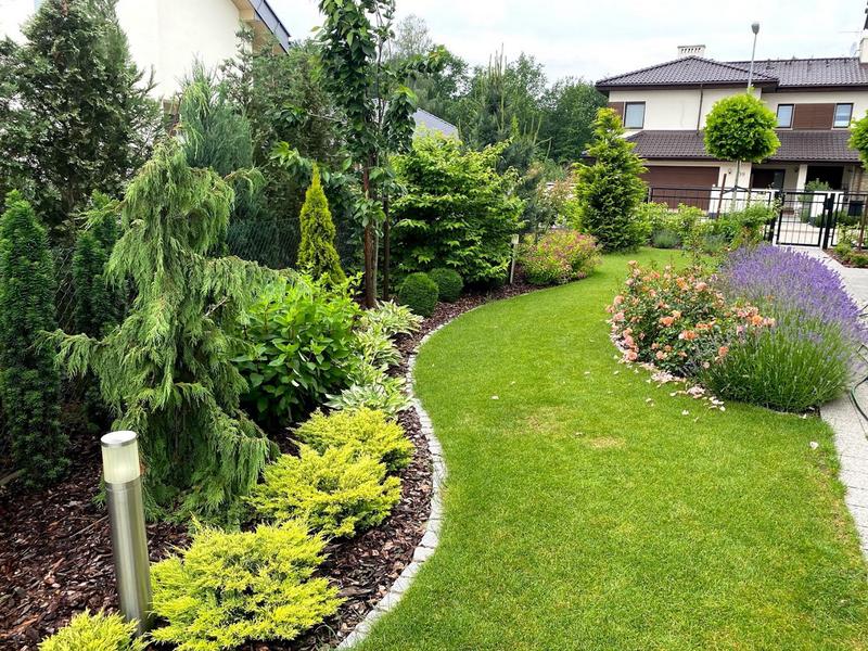 Pomysły na urządzanie długiego i wąskiego ogrodu przed domem