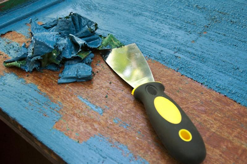 Usuwanie farby lateksowej z płytek